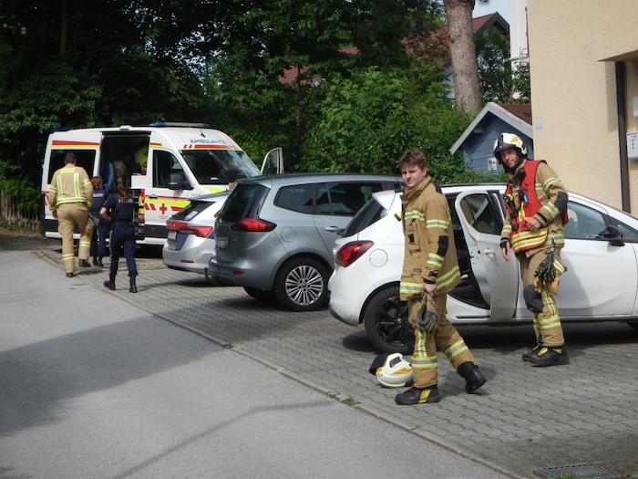 Die Feuerwehr befreite das eingeschlossene Kind aus dem Auto.