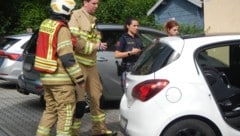 Die Feuerwehr befreite das eingeschlossene Kind aus dem Auto.