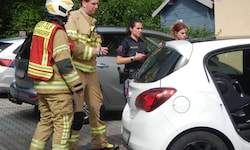 Die Feuerwehr befreite das eingeschlossene Kind aus dem Auto.