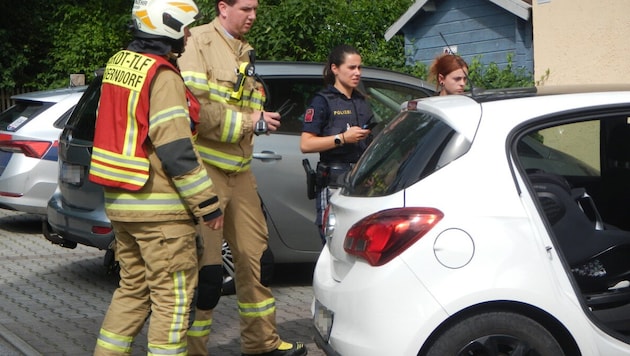 Die Feuerwehr befreite das eingeschlossene Kind aus dem Auto.