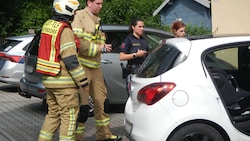 Die Feuerwehr befreite das eingeschlossene Kind aus dem Auto. (Bild: FF Oberndorf)