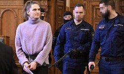 Außerhalb der Zelle werde Maja T. in Handschellen und Fußfesseln an einer Leine geführt von vier ...