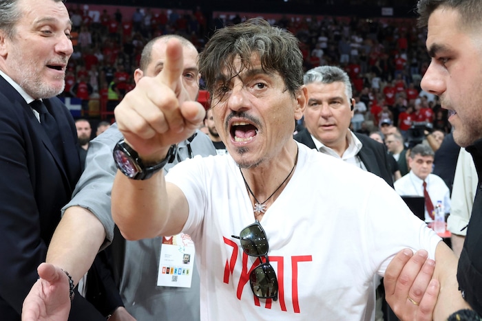 Panathinaikos-Präsident Dimitris Giannakopoulos wurde beim Basketball-Spiel seines Klubs gegen Olympiakos Piräus noch vor dem Start rausgeworfen.
