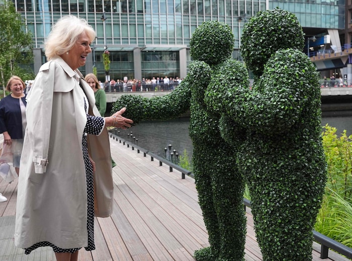 Manchmal ist das echte Leben seltsamer als jeder Krimi! Queen Camilla bewies ihren Sinn für Humor, als sie in Canary Wharf zwei Menschen die Hand schüttelte, die als Gebüsch verkleidet waren.