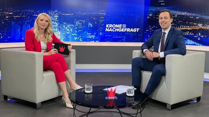 krone.tv-Moderatorin Jana Pasching und ÖVP-Generalsekretär Nico Marchetti im Talk