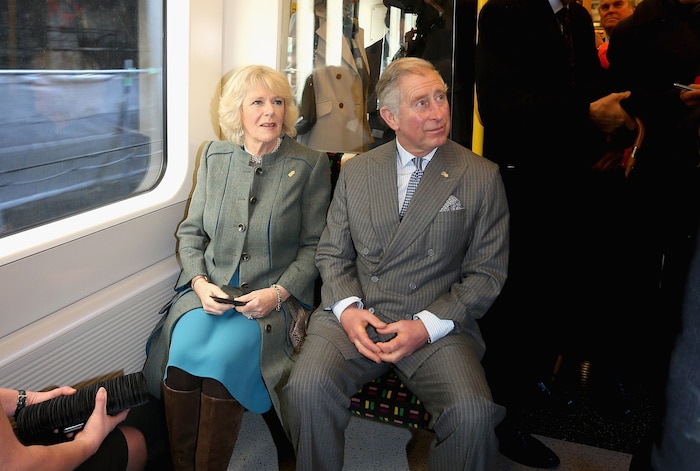 Camilla und Charles 2013 bei einer Fahrt mit einem Ubahn-Zug