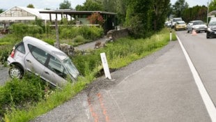 Der Wagen wurde in den Graben geschleudert. 