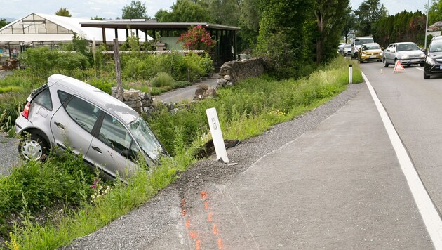 Der Wagen wurde in den Graben geschleudert.