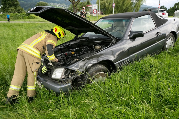 Das Cabrio landete in der Wiese.