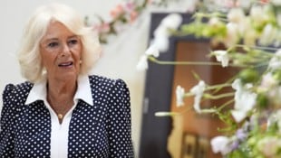 Queen Camilla, eine bekennende Liebhaberin von spannenden Kriminalromanen (je verzwickter, desto ...