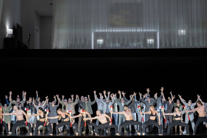 In der Hotelunterwelt wird getanzt und gesungen. Im Bild Tänzer·innen und Il Canto di Orfeo
