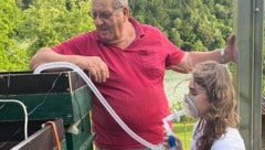 Imker Raimund Fellner aus Lavamünd zeigt der „Krone“-Redakteurin die Bienenstocklufttherapie.
