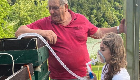 Imker Raimund Fellner aus Lavamünd zeigt der „Krone“-Redakteurin die Bienenstocklufttherapie. (Bild: Elena Überbacher)