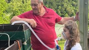 Imker Raimund Fellner aus Lavamünd zeigt der „Krone“-Redakteurin die Bienenstocklufttherapie.