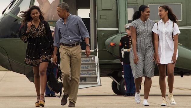 Der ehemalige US-Präsident Barack Obama, Ex-First-Lady Michelle Obama und ihre Töchter Malia und ...