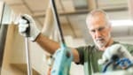 Gerade in körperlich herausfordernden Berufen sind ältere Arbeitnehmer oft auf dem Abstellgleis – dennoch fordert Industriellen-Chef Knill einen späteren Pensionsantritt. (Bild: www.ivanmorenosl.com)