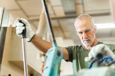 Gerade in körperlich herausfordernden Berufen sind ältere Arbeitnehmer oft auf dem Abstellgleis – dennoch fordert Industriellen-Chef Knill einen späteren Pensionsantritt. (Bild: www.ivanmorenosl.com)