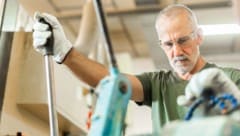 Gerade in körperlich herausfordernden Berufen sind ältere Arbeitnehmer oft auf dem Abstellgleis ...
