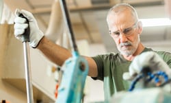 Gerade in körperlich herausfordernden Berufen sind ältere Arbeitnehmer oft auf dem Abstellgleis ...