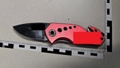 Ihre einstige Liebe soll die junge Frau in einem Park mit dem Messer bedroht haben.
