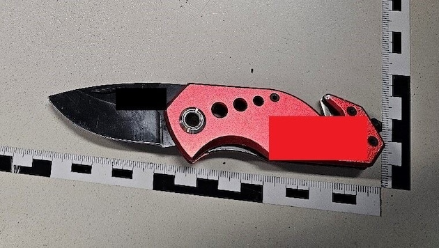 Ihre einstige Liebe soll die junge Frau in einem Park mit dem Messer bedroht haben.