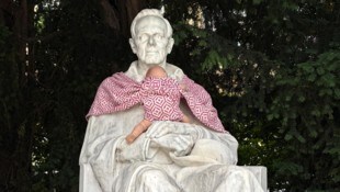 Die Peter-Rosegger-Statue im Grazer Stadtpark mit Baby im Tragetuch