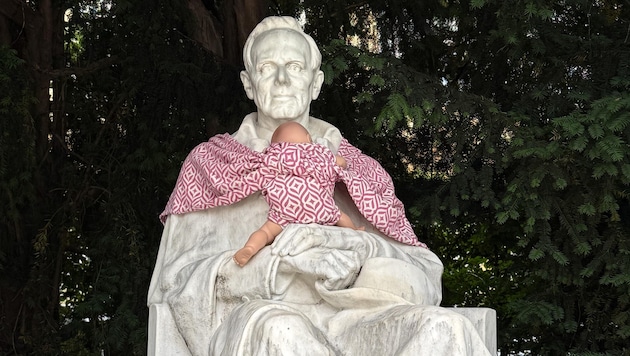 Die Peter-Rosegger-Statue im Grazer Stadtpark mit Baby im Tragetuch