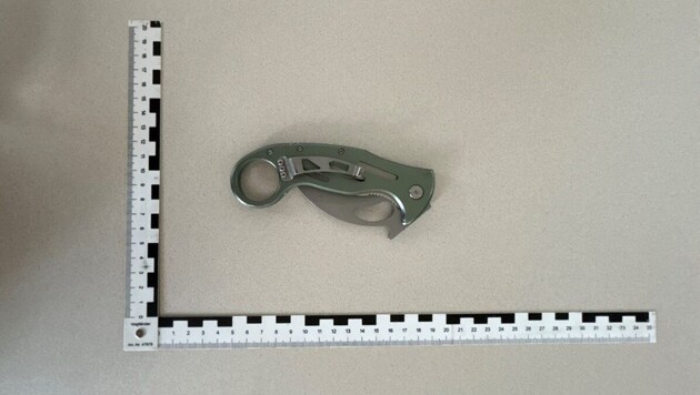 Weil er einer älteren Dame zu Hilfe eilte, wurde ein 27-Jähriger mit dem Messer bedroht.