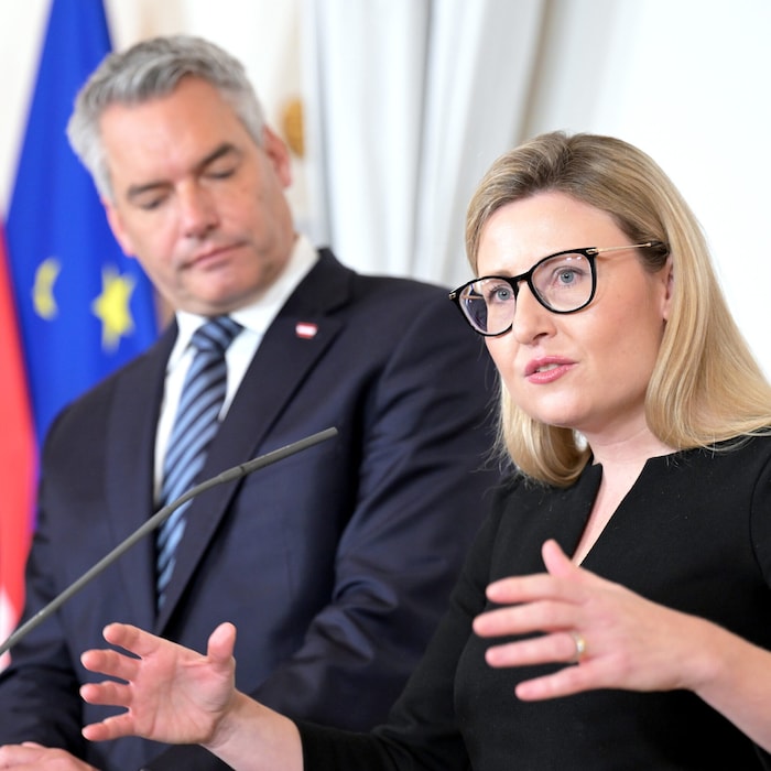 Susanne Raab an der Seite von Karl Nehammer im Jahr 2023