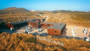 Eine Besonderheit auf Sylt: Schwitzen in der Strandsauna von List, dann zum Abkühlen in die ...