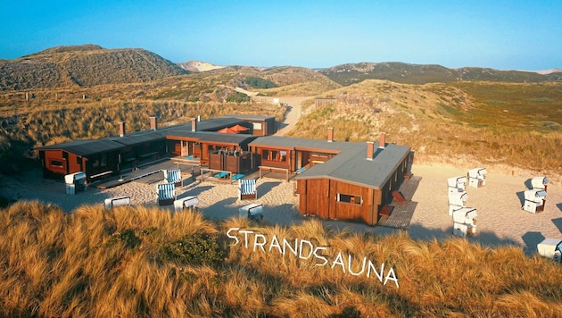 Eine Besonderheit auf Sylt: Schwitzen in der Strand-sauna von List, dann zum Abkühlen in die Nordsee-brandung und Ruhen im Strandkorb. 