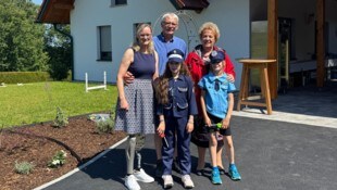 Familie Neuherz mit Volkshilfe-Präsidentin Verena Dunst. 