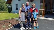 Familie Neuherz mit Volkshilfe-Präsidentin Verena Dunst. 