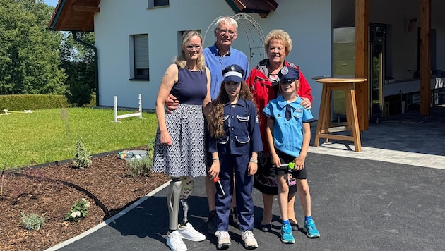 Familie Neuherz mit Volkshilfe-Präsidentin Verena Dunst. 