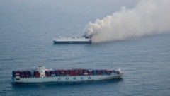 Alle 22 Besatzungsmitglieder konnten sicher vom Schiff gebracht werden – das Feuer kann jedoch ...