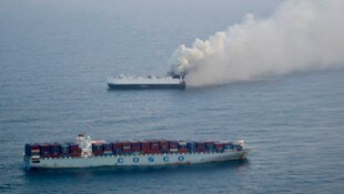 Alle 22 Besatzungsmitglieder konnten sicher vom Schiff gebracht werden – das Feuer kann jedoch ...