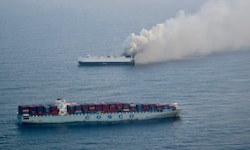 Alle 22 Besatzungsmitglieder konnten sicher vom Schiff gebracht werden – das Feuer kann jedoch ...