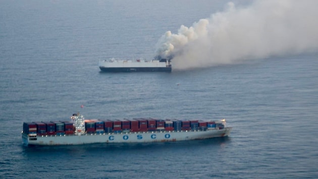 Alle 22 Besatzungsmitglieder konnten sicher vom Schiff gebracht werden – das Feuer kann jedoch kaum gelöscht werden.