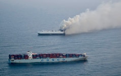 Alle 22 Besatzungsmitglieder konnten sicher vom Schiff gebracht werden – das Feuer kann jedoch ...