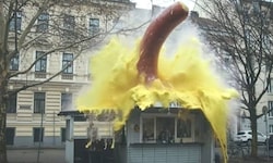 Eine Riesenkäsekrainer spielt die Hauptrolle im neuen Werbevideo von Linz Tourismus.