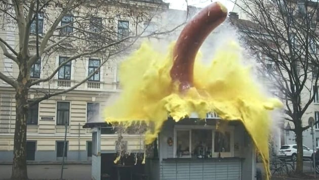 Eine Riesenkäsekrainer spielt die Hauptrolle im neuen Werbevideo von Linz Tourismus.