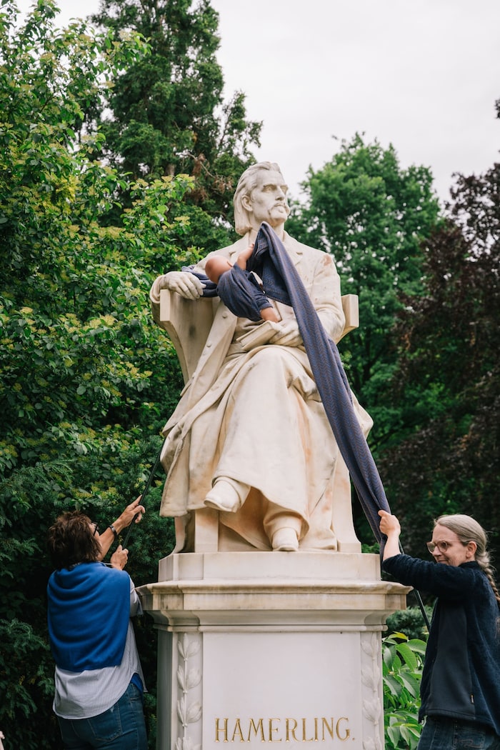 Aktivistinnen bestückten die Hamerling-Statue im Grazer Stadtpark mit einem Baby-Tragetuch
