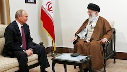 Von links: Der russische Präsident Wladimir Putin und  Irans Oberster Führer Ayatollah Ali Khamenei (Archivbild) (Bild: AP)