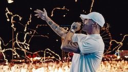 Bis dato erzielte der in Wien aufgewachsene RAF Camora über 90 Gold- und Platinauszeichnungen. Er tritt bei Lido Sounds auf. (Bild: Konzert Corbo, Lido Sounds)