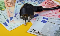 Die Pensionistin kann sich den Strom für ihren angeblichen Verbrauch nicht leisten.