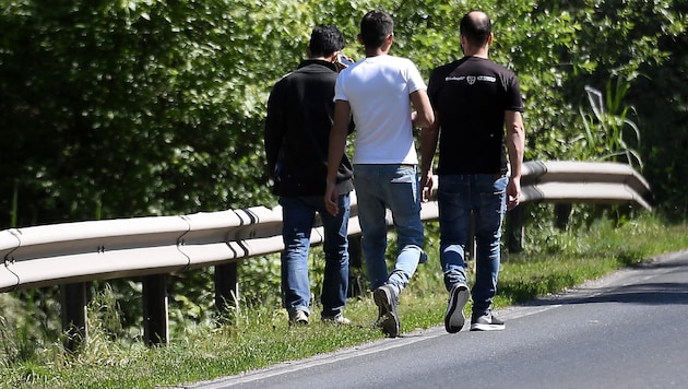Archivbild aus dem Jahr 2020 zeigt eine Gruppe von Migranten auf ein