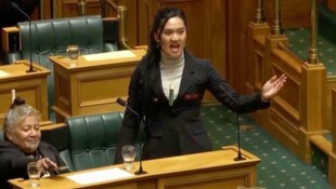 Maori-Parlamentarier protestierten mit ihrem traditionellen Ritual – und werden dafür nun ...