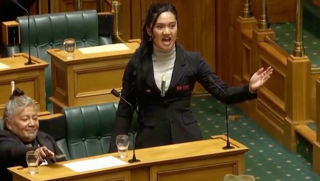 Maori-Parlamentarier protestierten mit ihrem traditionellen Ritual – und werden dafür nun bestraft.