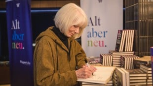 Die Schriftstellerin in Pertisau beim Signieren ihres Werkes „Spät aber doch“. (Bild: Hammann Recka)