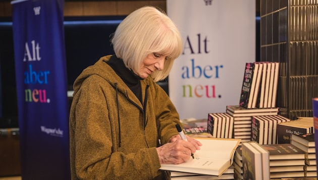Die Schriftstellerin in Pertisau beim Signieren ihres Werkes „Spät aber doch“.